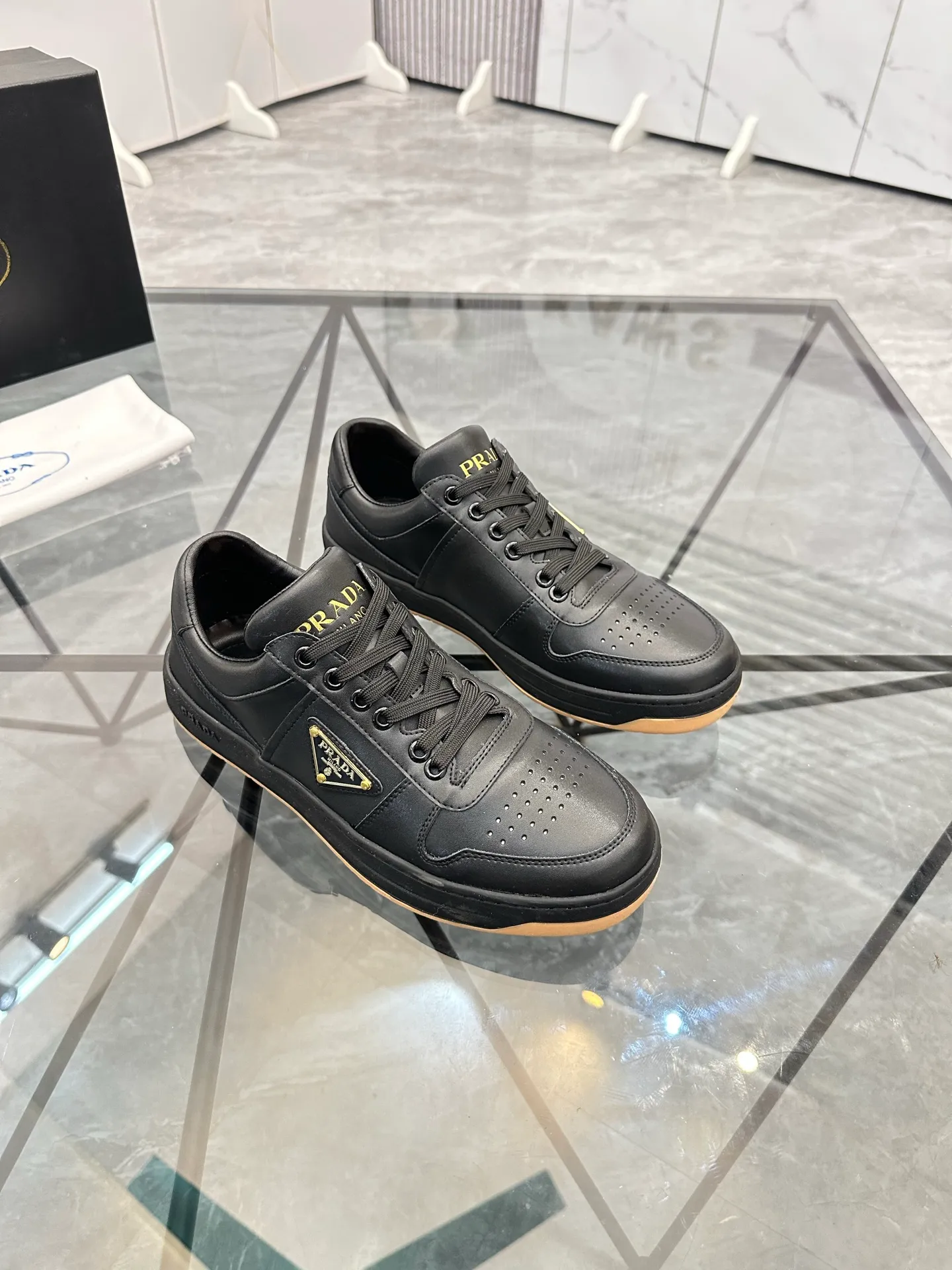 Men's shoes: 💰P400¥ Product trademark: Prada *"Prada*" low-top casual shoes Regular size: 38-44 (can be customized to 45) Product materials: imported cowhide upper, sheepskin lining, original outsole. Number: 020